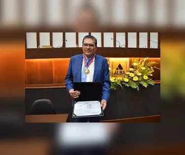 Comenda 2 de Julho para procurador Paulo Carvalho - Imagem