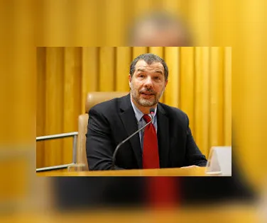 Entre portas giratórias e o homem que escolher crescer - Imagem