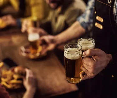 Ex-atriz da Globo é flagrada dormindo em bar após confusão familiar - Imagem