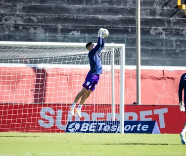 Goleiro do Bahia vive drama e amarga rebaixamento à Série C - Imagem