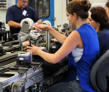 Governo prevê aumento da jornada de trabalho de 8h para 12 horas diárias - Imagem
