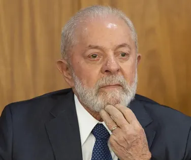 Lula festeja o fim do tarifaço e a direita se cala, esperando Tarcísio - Imagem