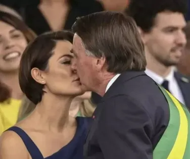 Michelle se declara apaixonada para Bolsonaro: "Te amo, galego" - Imagem