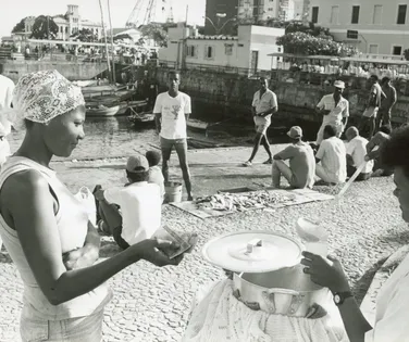 Vendedoras de quitutes são fundamentais para o comércio de rua - Imagem