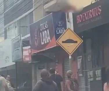 Vídeo: homem é flagrado em telhado de loja ao tentar fugir após roubo - Imagem