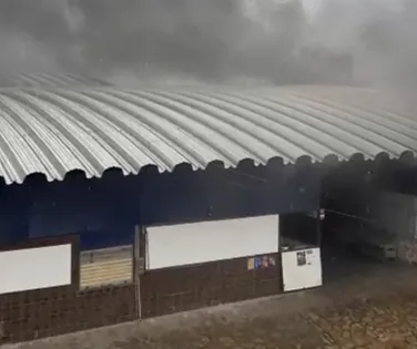 Vídeo: incêndio em feira popular deixa três pessoas feridas na Bahia - Imagem
