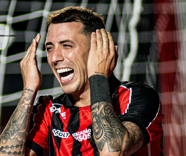 Vitória retorna ao Z-4 após jogo atrasado do Brasileirão - Imagem