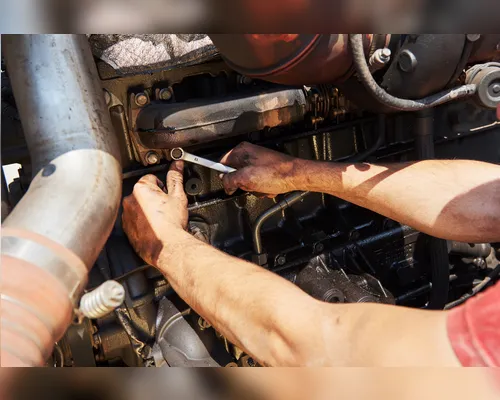 Bomba na Alemanha: chanceler Merz luta para salvcar carros a gasolina - Imagem