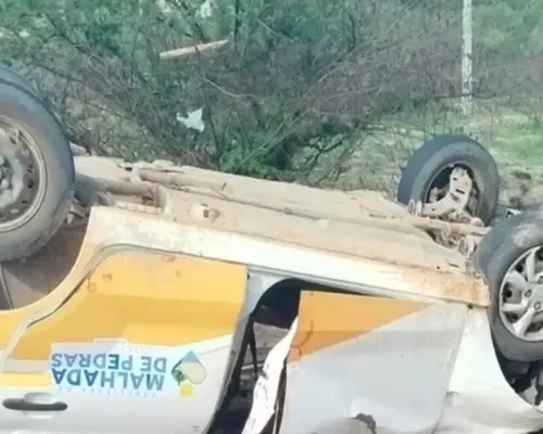 Carro da prefeitura capota na BR e deixa quatro pessoas feridas - Imagem