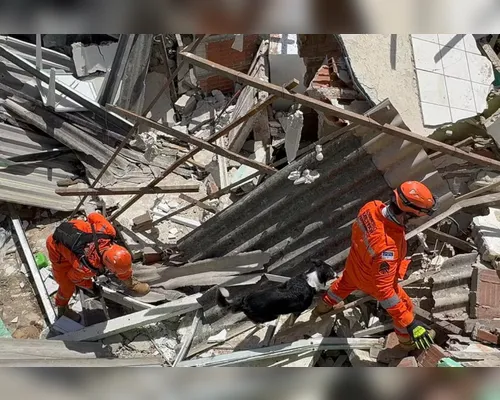 Dois morrem após explosão atingir oito casas conjugadas - Imagem