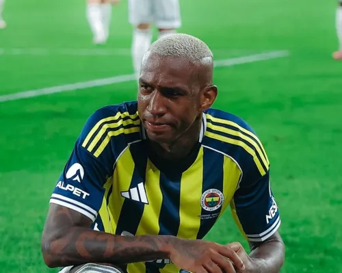 Ex-Bahia vive noite mágica e "faz chover" com dois golaços na Turquia - Imagem