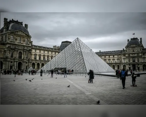 Louvre anuncia fechamento de sala rara após inspeção revelar perigo - Imagem