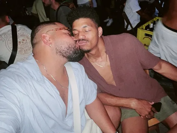 Cantor baiano é surpreendido com pedido de casamento em show - Imagem