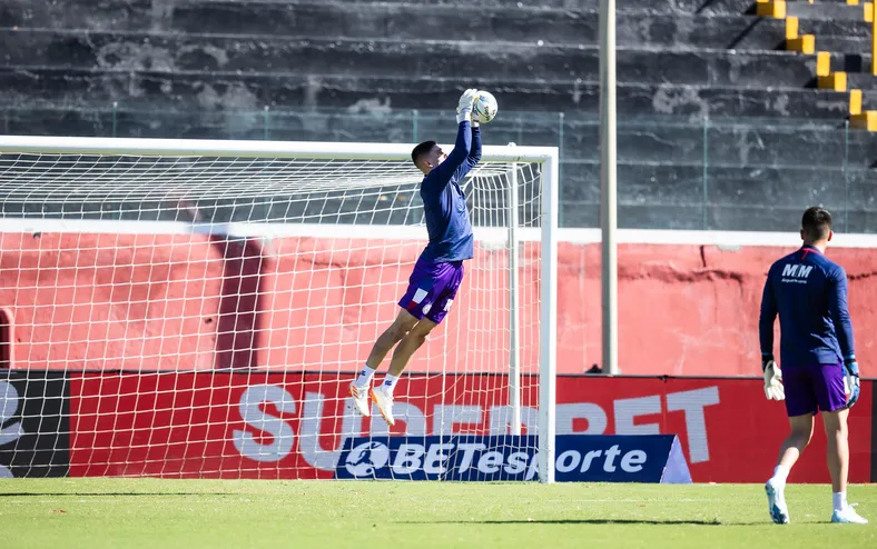 Goleiro do Bahia vive drama e amarga rebaixamento à Série C - Imagem