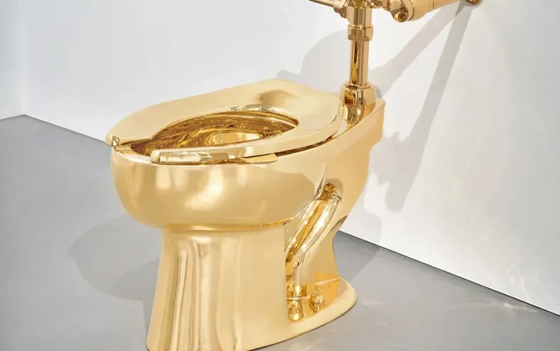 Vaso sanitário de ouro polêmico é leiloado por valor milionário - Imagem
