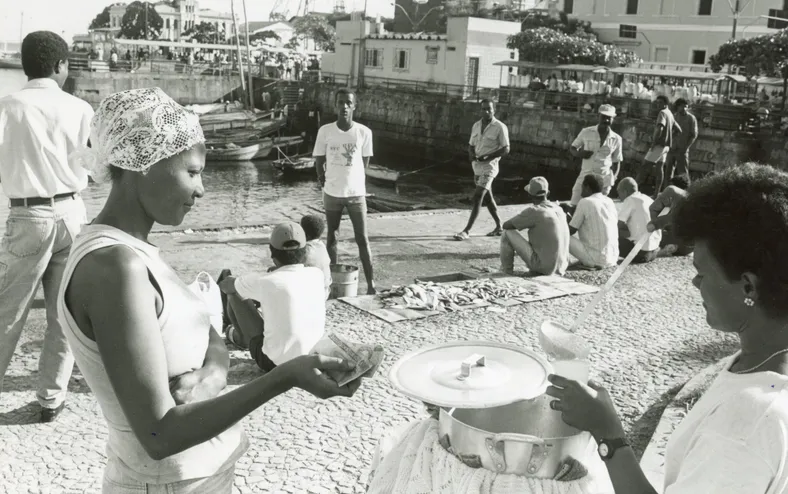 Vendedoras de quitutes são fundamentais para o comércio de rua - Imagem