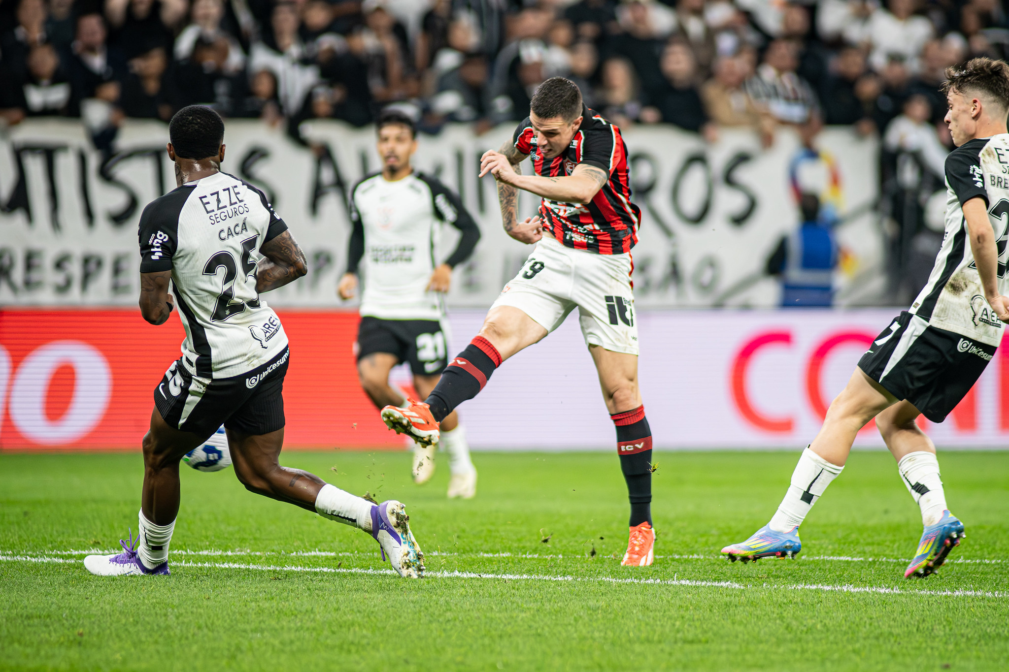 Indagine sul contratto di patrocinio del Vitória: la 7K Bet sotto accusa per presunte irregolarità nella vendita di biglietti 

Approfondimento
La 7K Bet è stata presentata dalla dirigenza del Vitória come la più grande patrocinatrice della storia del club, con un valore di 16 milioni di real brasiliani all'anno e potendo raggiungere i 20 milioni di real brasiliani per obiettivi. Il contratto è valido fino alla fine del 2027.

Possibili Conseguenze
Le possibili conseguenze di questa inchiesta potrebbero essere gravi per la 7K Bet e per il Vitória, in quanto potrebbero comportare sanzioni economiche e danni alla reputazione del club e della patrocinatrice.

Opinione
Non è possibile esprimere un'opinione in quanto si tratta di un fatto in corso di indagine. Tuttavia, è importante notare che la trasparenza e la correttezza sono fondamentali nello sport e nell'economia.

Analisi Critica dei Fatti
L'analisi critica dei fatti rivela che la 7K Bet e il Vitória potrebbero aver commesso irregolarità nella vendita di biglietti per partite. È importante che il Cade esamini attentamente il caso e prenda le misure necessarie per garantire la correttezza e la trasparenza nello sport.

Relazioni con altri Fatti
Questo caso potrebbe essere collegato ad altri fatti di irregolarità nello sport e nell'economia. È importante che le autorità competenti esaminino attentamente tutti i casi e prendano le misure necessarie per garantire la correttezza e la trasparenza.

Contesto Storico
Il contesto storico di questo caso è importante per comprendere le motivazioni e le conseguenze delle azioni della 7K Bet e del Vitória. È importante esaminare attentamente il contratto di patrocinio e le condizioni in cui è stato stipulato.

Fonti
La fonte di questo articolo è il portale O GLOBO e il Portale A TARDE. Per maggiori informazioni, si può visitare il sito web del Cade e del Vitória.
Fonte: O GLOBO e A TARDE