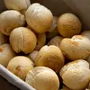 Pão de queijo de frigideira: receita rápida fica pronta em 5 minutos - Imagem