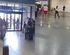 Aeroporto deixa passageiros revoltados ao retirar todos os assentos - Imagem
