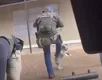 Agressão? Agente federal chuta cachorro durante abordagem policial - Imagem