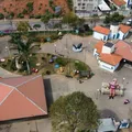 A 100 km da capital, cidade famosa pelos exageros vira refúgio perfeito imagem