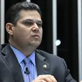 Alcolumbre recua e adia sabatina de Messias no Senado imagem