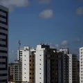 Aluguel vai ficar mais barato? Índice fecha 2025 em queda de 1,05% imagem
