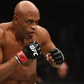Anderson Silva sobe ao ringue nesta sexta contra ex-campeão do UFC imagem