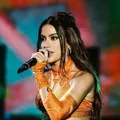 Anitta tem reação inusitada após dançarina ‘mostrar demais’ em show imagem