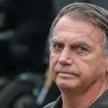Após alta, Bolsonaro pede a Moraes autorização para visita do filho imagem