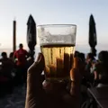Aprovada multa de R$ 1.071 para quem portar bebida alcoólica no Brasil imagem