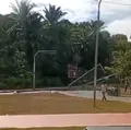 Av. Dorival Caymmi é interditada após carro colidir e derrubar postes imagem