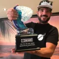 Brasileiro pode assumir posto de maior onda surfada imagem