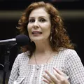 Câmara vai na contramão da CCJ e mantém mandato de Carla Zambelli imagem