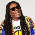 Cantor Lazinho é afastado do Olodum durante agenda de verão 2026 imagem