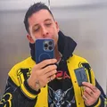 Cantor polemiza ao pedir que fã deficiente se levante em show imagem