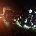 Carreta carregada de frutas tomba na BR-324 imagem