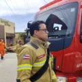 "Cenário muito complexo", diz Bombeiros sobre incêndio em ferro-velho imagem