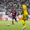 Com Arias saindo, Bahia avalia laterais livres no mercado; veja lista imagem