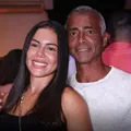 Com quase 60 anos, Romário volta a ser visto com jovem de 22 imagem