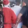 Disfarçado de papai noel, policial prende foragido na rodoviária imagem