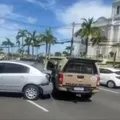 Engavetamento com seis veículos na Paralela deixa dois soldados feridos imagem