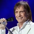 Entenda por que Roberto Carlos mudou letra no especial de Natal imagem