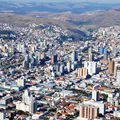 Erguida dentro de um vulcão, esta cidade brasileira encanta turistas imagem