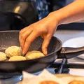Esqueça a manteiga: esse truque evita que a comida grude na frigideira imagem