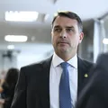Flávio Bolsonaro ajudou a criar regra que atinge pai na cadeia imagem