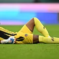 Goleiro cai desacordado, recebe atendimento e segue no jogo imagem