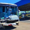 Homem é detido pela PRF por dirigir ônibus batido e sem para-brisa imagem