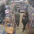 Homem encontra pai desaparecido em mercado após 20 anos imagem