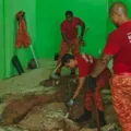 Homem mata e concreta corpo da esposa no chão de loja imagem